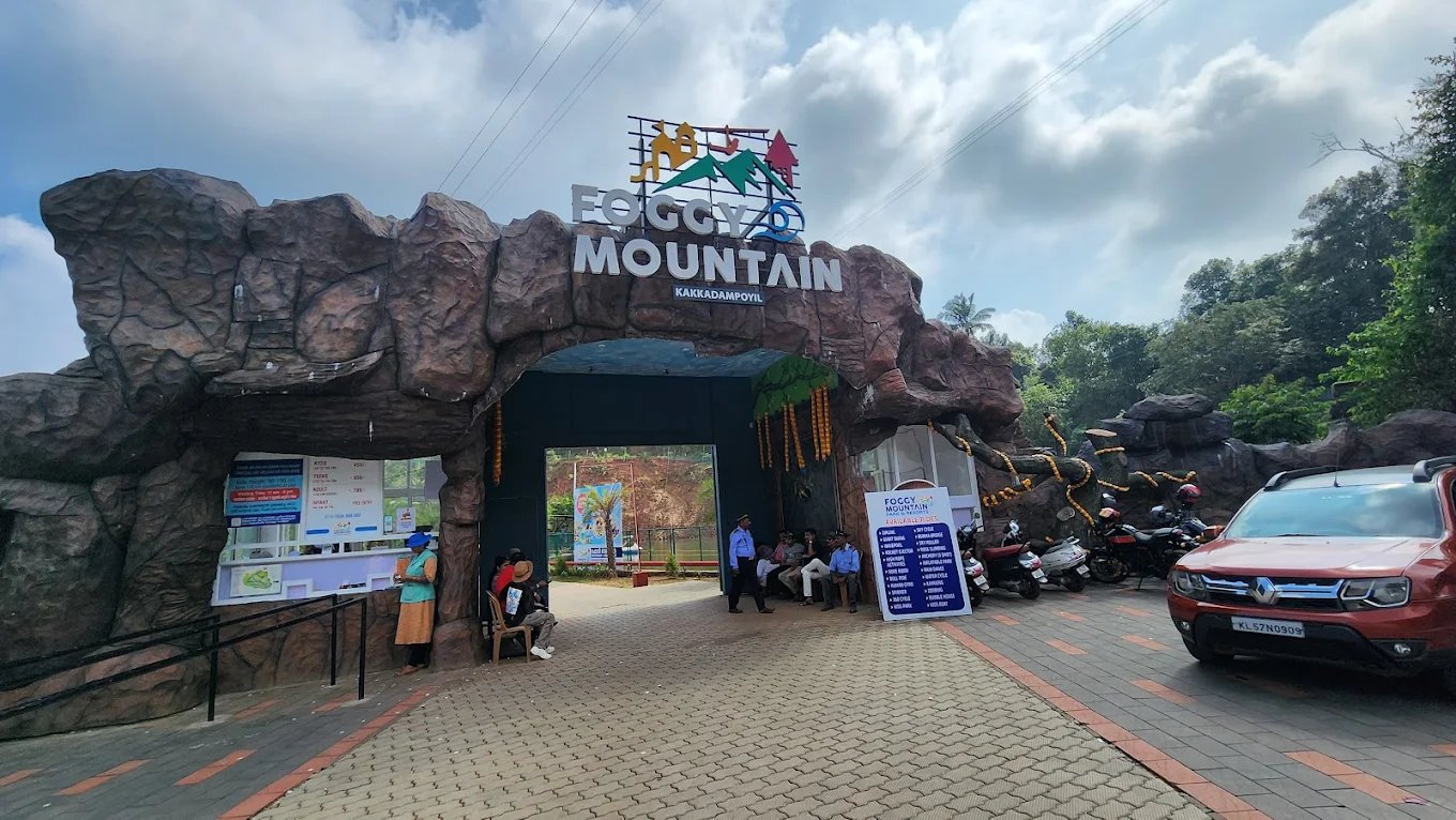 Foggy Mountain Kakkadampoyil - Misty peaks and cinematic viewpoints near Lapace Resort